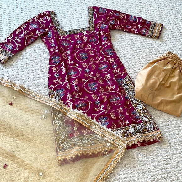 Indian Suit - Picture 3 of 9